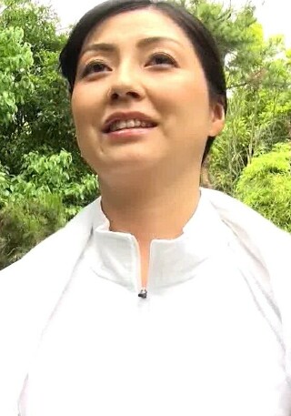 [我拍摄了一位住在松本乡村的40多岁的美丽成熟女性！采访拍摄即将开始！美丽的乳房和出色的敏感性带来激烈的性爱！]